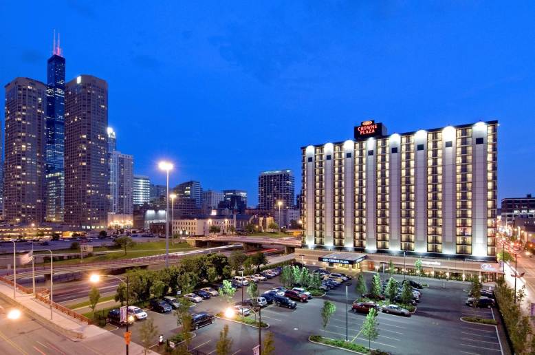 Image of the Crowne Plaza hotel at night with the Sears (Willis) Tower in the background